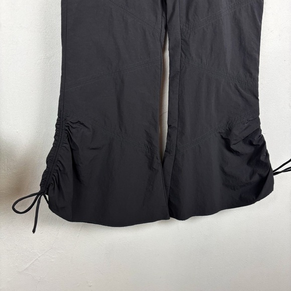 NWT Silence + Noise Hayley Black Nylon Cropped Kick-Flare Pant Sz 0 - Picture 9 of 11